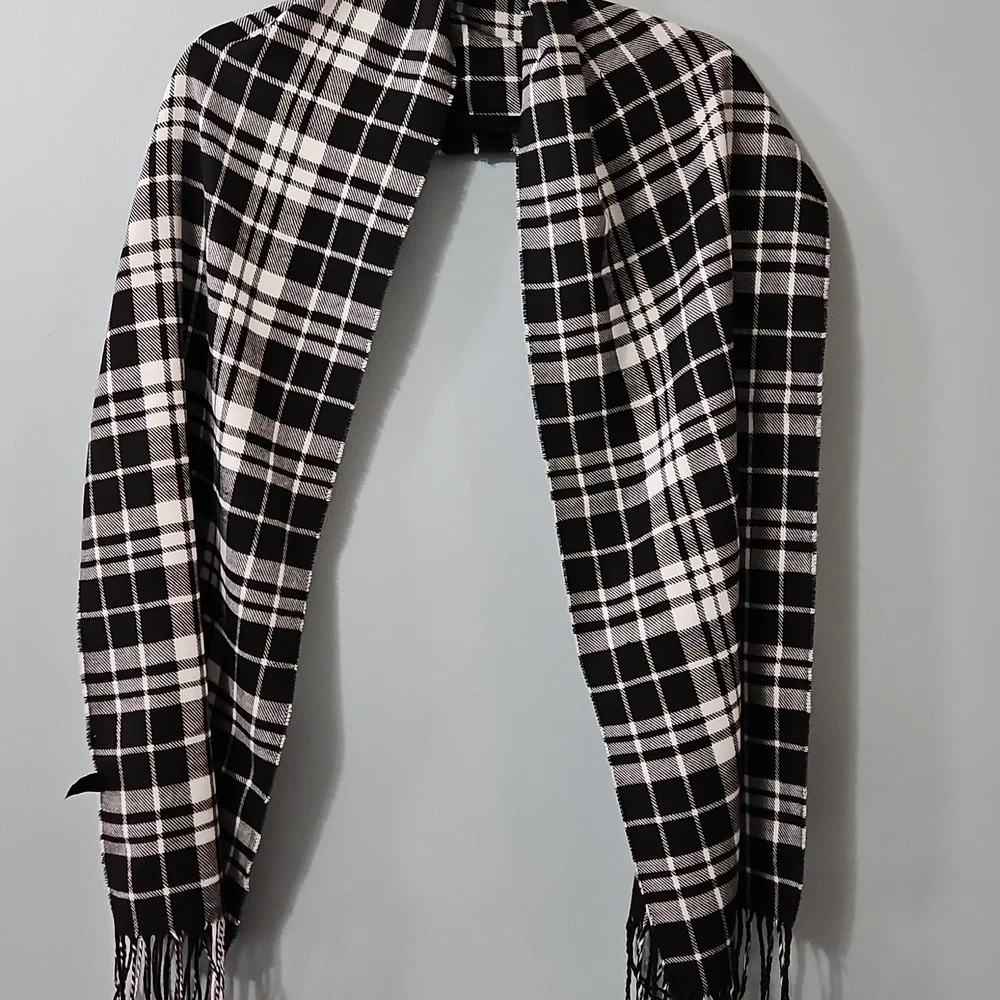 Trezo Black and White Long Blanket Style Plaid Scarf 12.5x72